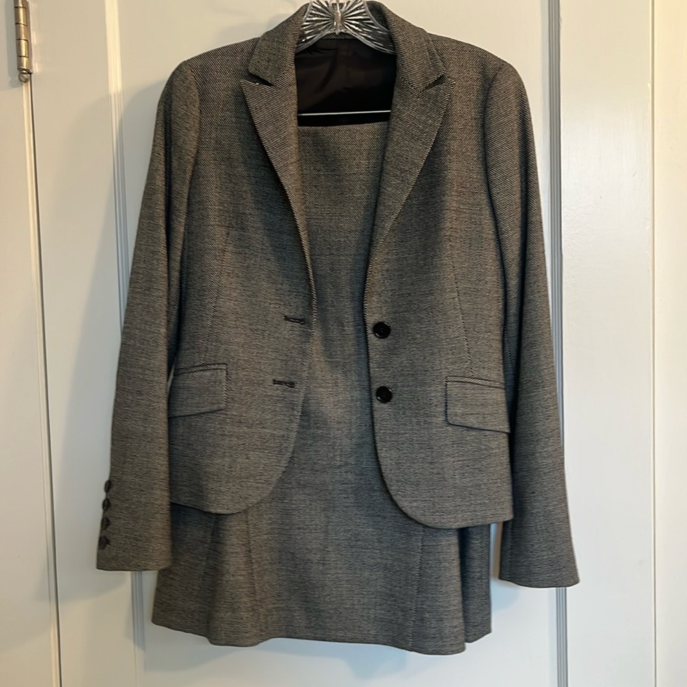 Beautiful tailored Theory tweed skirt suit